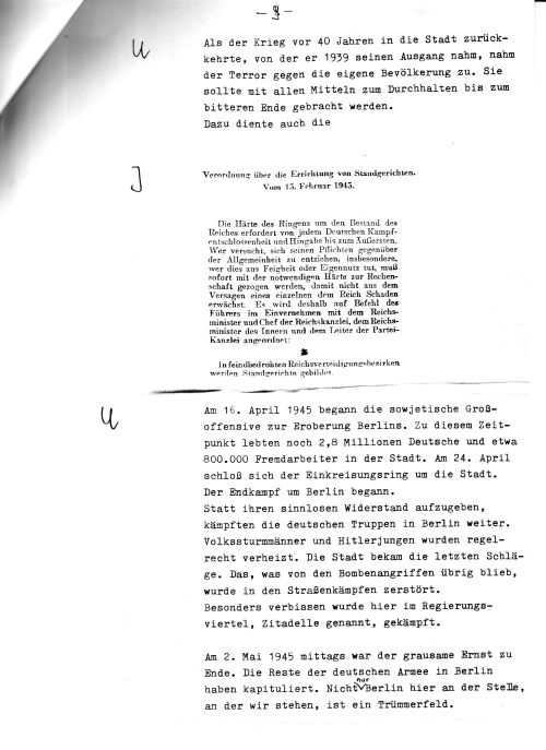 Dokumentenseite mit Text zur Endphase des Zweiten Weltkriegs, darunter ein NS-Erlass über Standgerichte von 1945 und ein Abschnitt zur Eroberung Berlins. Handschriftliche Markierungen am Rand: „U“ und „J“.