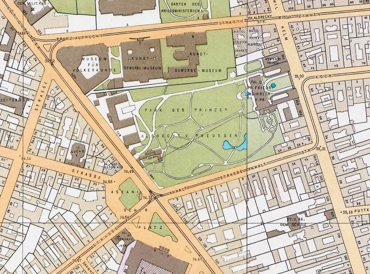 Historischer Stadtplan. Im Zentrum der „Park des Prinzen“ mit geschwungenen Wegen. Südlich-westlich der Grünfläche das Museum für Völkerkunde, rechts daneben das Kunstgewerbemuseum. Darunter, westlich des Parks, ein hufeisenförmiges Gebäude.